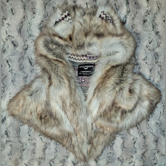 Spirithoods CE Timber Wolf Faux Fur Shawl - Picture 2 of 4